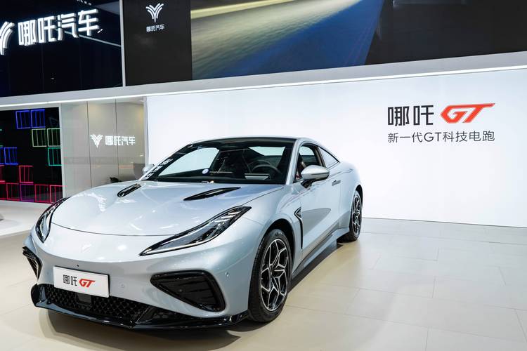 重庆85哪吒汽车在智能汽车领域的表现，领途汽车在新能源汽车市场中的影响力